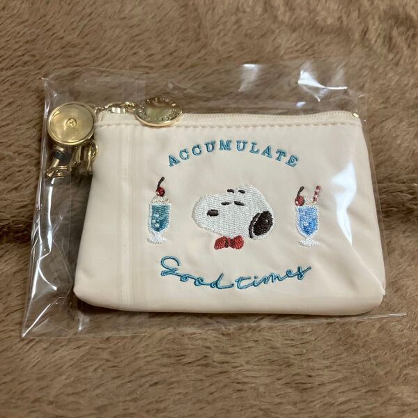 新品未使用タグ付き PEANUTSスヌーピー 刺繍ポーチ リール付きパスケース SPCQ-482