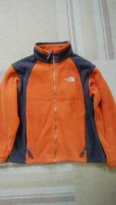 THE NORTH FACE(ザ ノースフェイス)のフリースジャケット カラー:オレンジ系/グレー系 表示サイズ:BOY’S M