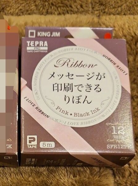 テプラ PROテープカートリッジ SFR12PK 12mm(ピンク・黒文字)