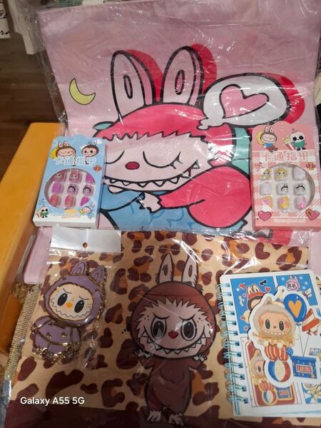 ラブブ トートバッグ ノート ネイルチップ 、 スマホスタンド。三才ちゃん顔だけ巾着