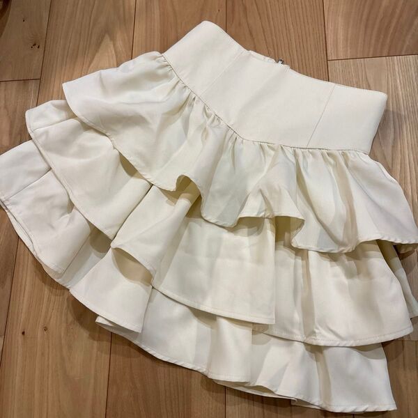 現行品 美品 ラヴィリン lovilyn -5kg三段フリルミニスカート(パンツ) Mサイズ オフホワイト