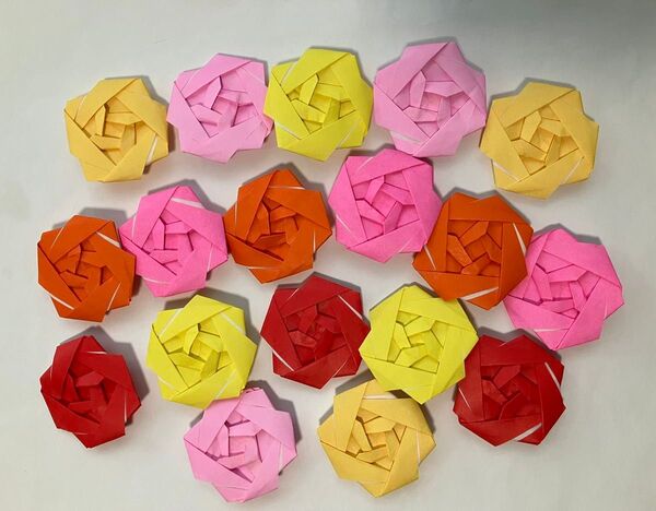 ハンドメイド 折り紙 バラ 18個 幼稚園 保育園 施設 イベント 壁飾り まとめ購入120円引き