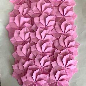 ハンドメイド 折り紙 花 20枚 ピンク 壁面飾り 児童館 保育園 幼稚園 病院掲示板 まとめ購入120円引き