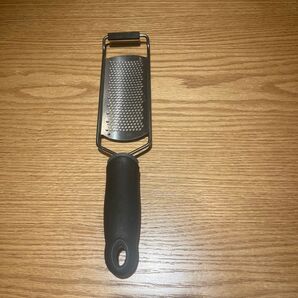 おろし金 すりおろし器 チーズグレーター チーズ削り パルメザンチーズ しょうが ニンニク ゼスターグレーター ブラック
