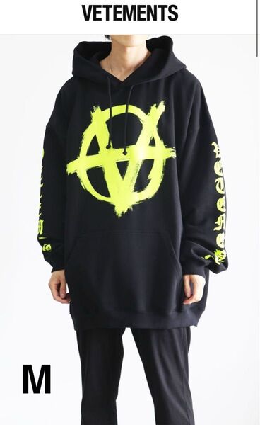 未使用 VETEMENTS DOUBLE ANARCHY LOGO HOODIE ヴェトモン プルオーバー パーカー 袖ロゴ M