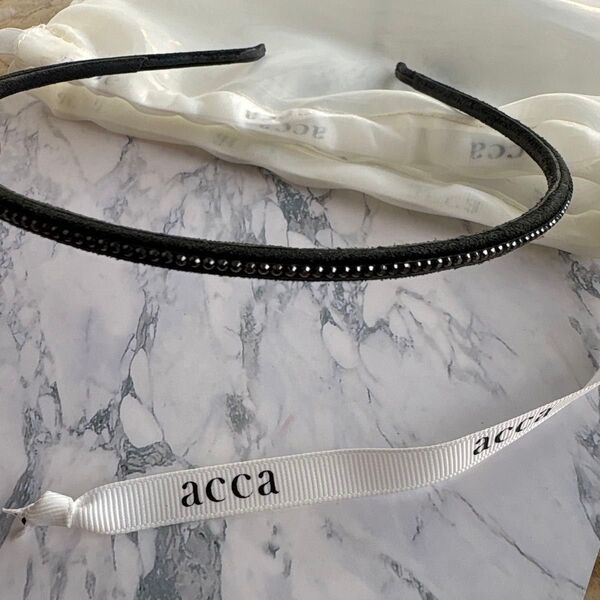 ☆難あり☆格安!!!アッカ acca 細カチューシャ ビジュー スワロフスキー ブラック BK 黒