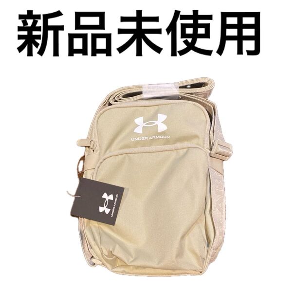 新品未使用 タグ付き UNDER ARMOUR ルードン クロスボディトレーニング/UNISEXベージュ サコッシュ 撥水加工