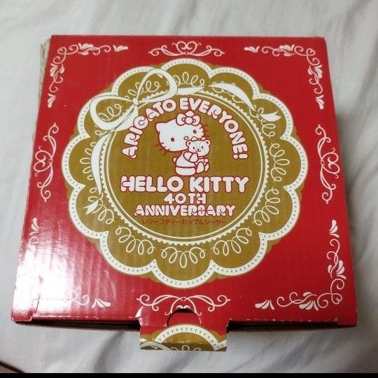 ハローキティ 40周年記念グッズ レッド サンリオanniversaryレリーフティーカップ&ソーサー