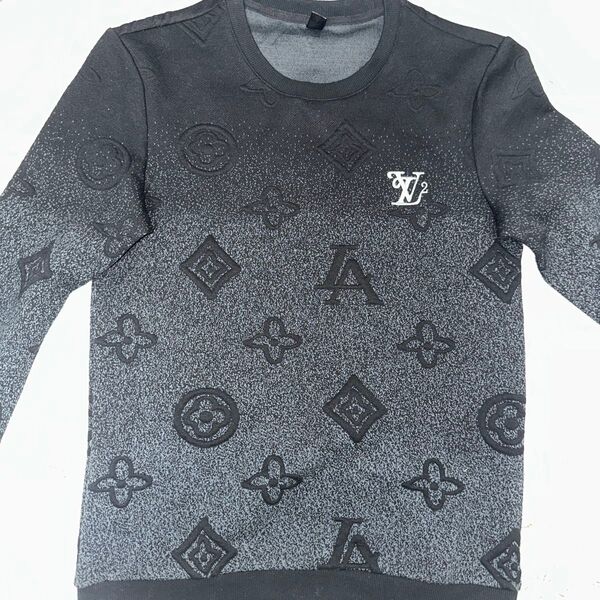 スウェット トレーナー 黒 ブラック モノグラム風 プリント VUITTON