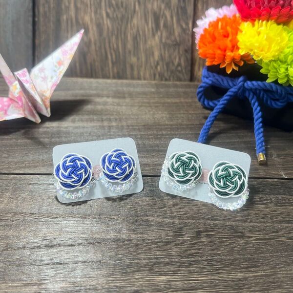 《水引》カメリア風お花とキラキラビーズのピアス、イヤリング