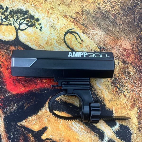 CAT EYE ampp300自転車ライト フロントライト ブラケット付き 美品 AMPP300 キャットアイ ヘッドライト