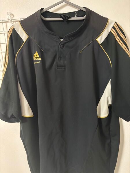 adidas Professional ヘンリーネックTシャツ ブラック×ゴールド