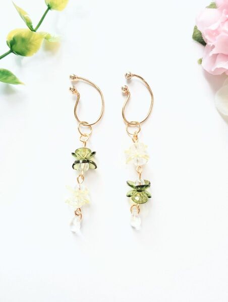 ハンドメイドイヤーカフ☆クリアグリーン&イエローフラワービーズ×オーロラカラーガラスドロップビーズ