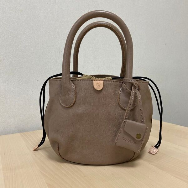 toleurトーレ 巾着型バッグ レザー ベージュ