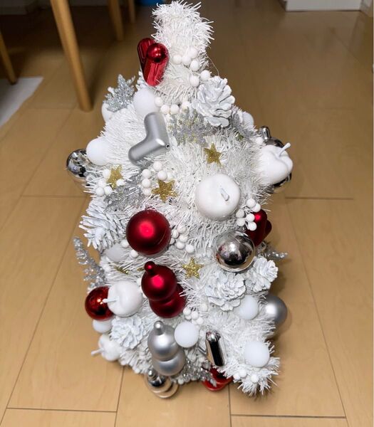 人気のLOVOTがモチーフの等身大Xmasツリー。白-赤基調の優雅なシルエット!