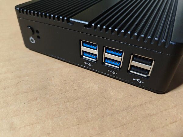 XCY ファンレス MiniPC ベアボーン Pentium 4415U