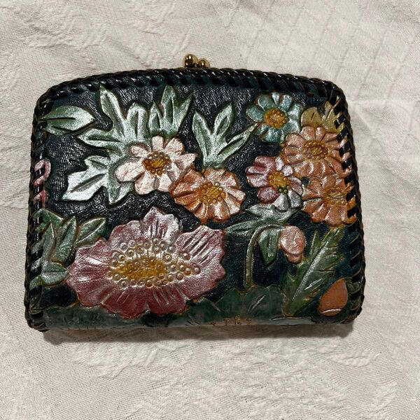 新品本革 がま口 財布 花柄 型押し 二つ折り コンパクト カード収納あり