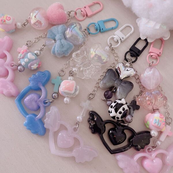 *.゜ウィングハートキーホルダー*.゜ハンドメイド 推し活 レジン ピンク クリア ブルー ブラック