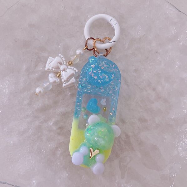 *.゜キラキラ絆創膏キーホルダー*.゜イエロー×ブルー レジン 推し活 くま