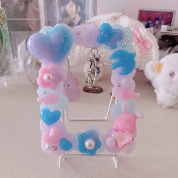 ファンシーなトレカケースキーホルダーホイップデコ ブルー ピンク うさぎ レジンパーツ お花 ハート