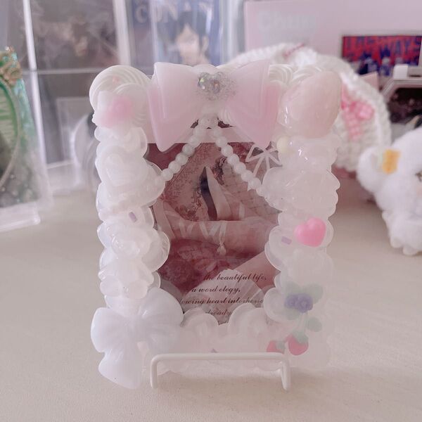 *.※訳あり品※いちごフェミニンなトレカケース*.゚ホイップデコ ハンドメイド