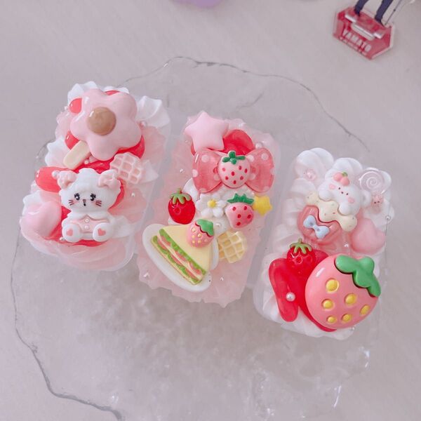 いちごたくさん三連マルチケース ホイップデコ ハンドメイド いちご うさぎ