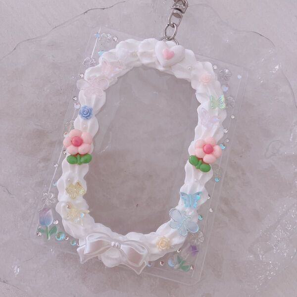 *.※訳あり品※お花のトレカケースキーホルダー*.゚ホイップデコ ハンドメイド レジンデコ