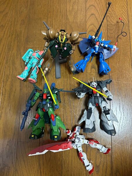 組立済みガンプラセット。ザクⅢ、ハンブラビ、ガブスレイ、アグレッサー、リコザク、ズダ、陸戦型ジム、アクションベース×3
