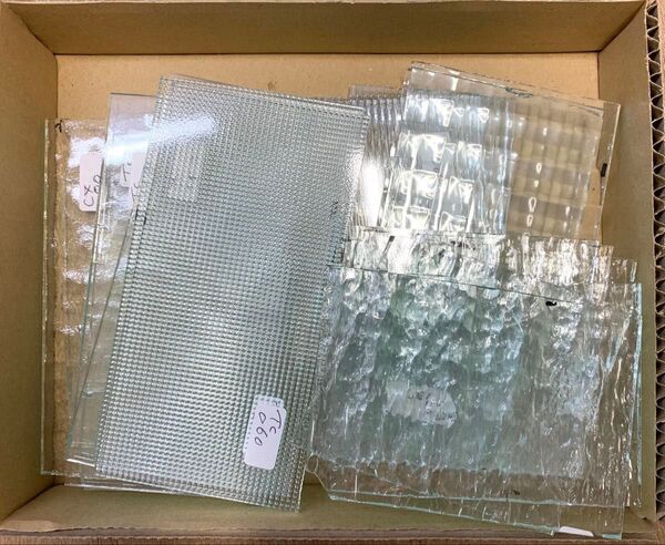 【お得 数量限定】クリアガラス 大きめ端材 ランダム詰め合わせ 約2kg ステンドグラス材料