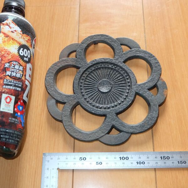 中古 南部鉄器 鍋敷き 直径16.5cm 花丸 梅の花 国産 南部宝生堂 和風 モダン 黒 ブラック アイアン