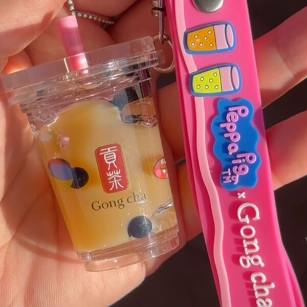 【海外限定】ゴンチャ×ペッパピッグ コラボ 立体キーホルダー タピオカミルクティー パールミルクティー