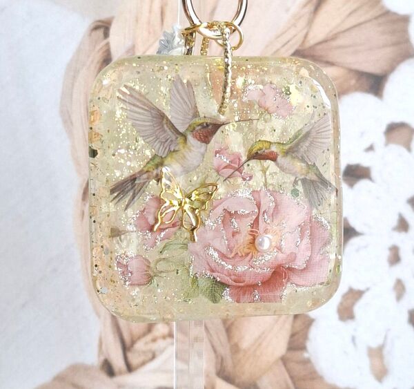 *バラの蜜とハチドリ* ハンドメイドキーホルダー レジン チャーム 鳥 蝶々 フラワー No.165