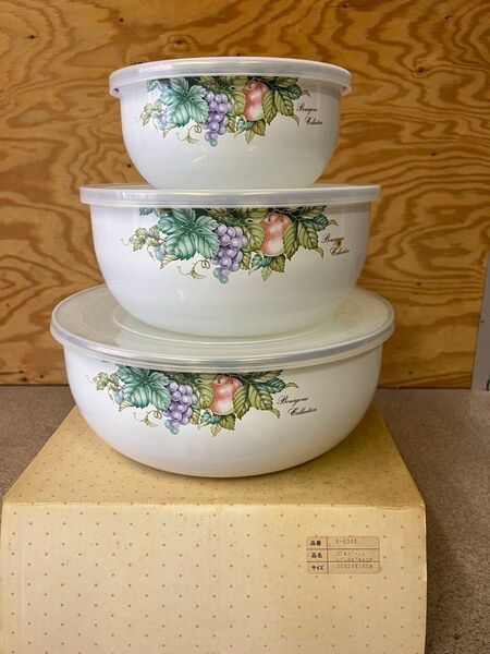 未使用 ボウル 3個セット 蓋付き 保存容器 フルーツ柄