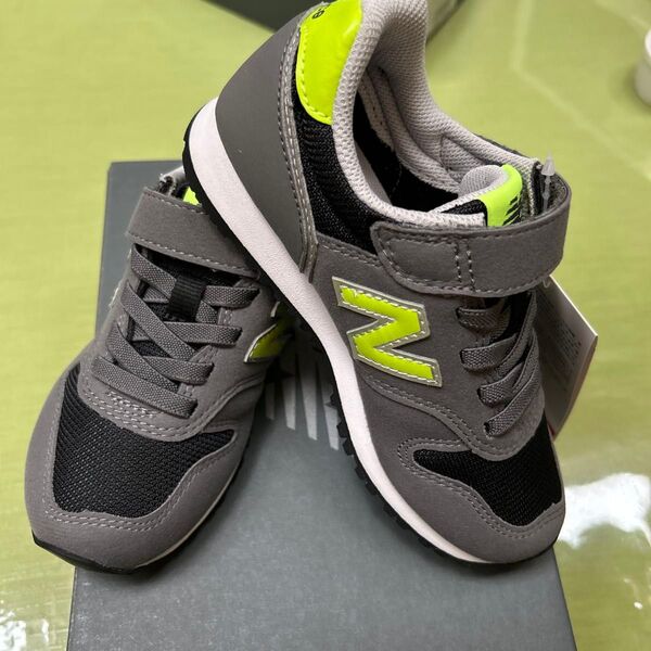 New Balance キッズスニーカー 18cmグレー