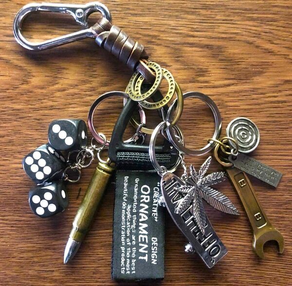キーホルダー 本革 巻きステンレス カラビナ レトロ アメカジ ビンテージ ストリート キーリング 弾丸 サイコロ スケボー