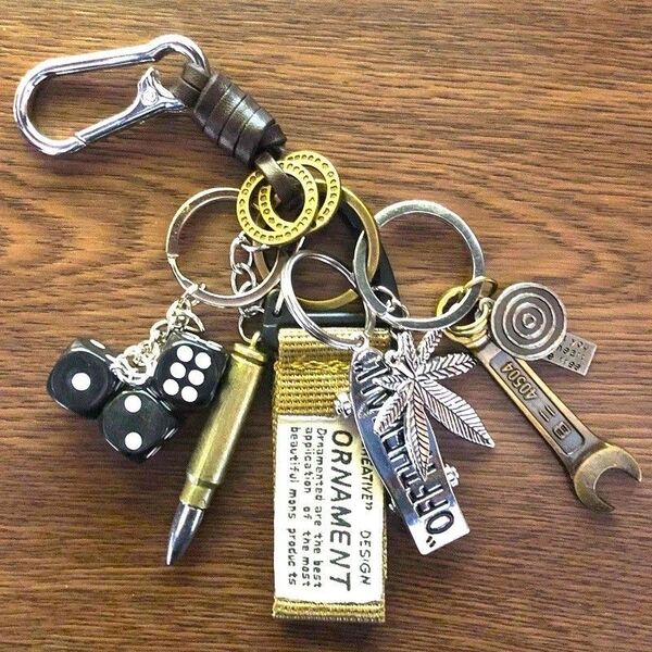 キーホルダー 本革 巻きステンレス カラビナ レトロ アメカジ ビンテージ ストリート キーリング 弾丸 サイコロ スケボー