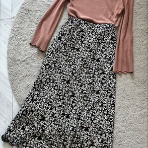 【Rouge vif × Simplicit】くすみピンクの薄手ニット&小花柄ロングスカート 2点セット