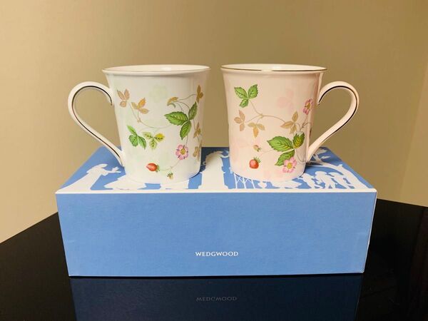 【美品】ウェッジウッド ワイルドストロベリー マグカップ グリーン&ピンク2個セット