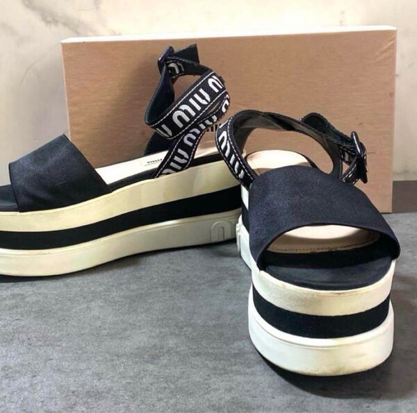 miu miu ブラック ストラップサンダル 厚底 黒 ロゴ ミュウミュウ 可愛い