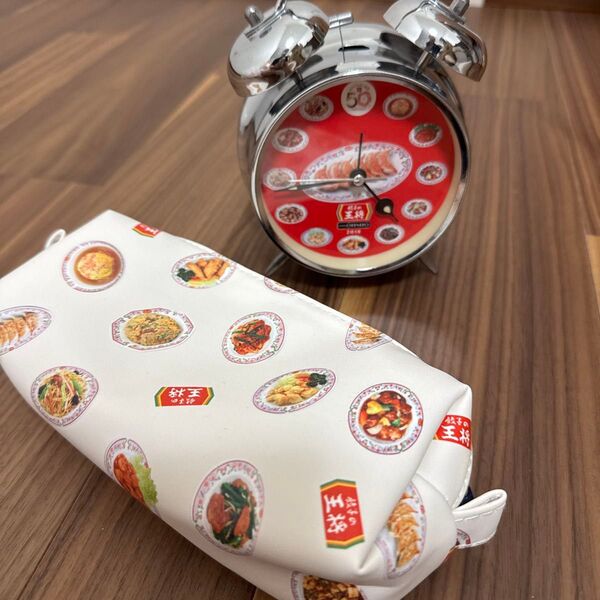 餃子の王将 ノベルティグッズ ペンケースと目覚まし時計 2個セット