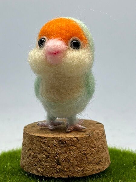 羊毛フェルト ハンドメイド カプセルコザクラインコ