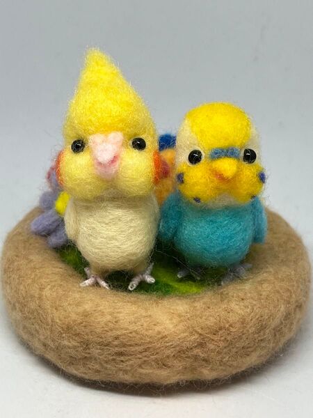 羊毛フェルト ハンドメイド お花畑のオカメインコとセキセイインコ