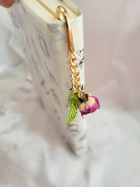 ブックマーク しおり 薔薇モチーフハンドメイド 【ギフト包装対応品】