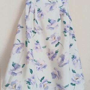 セール美品【titty&Co.】 スカートMサイズ オフホワイトにラベンダー色花柄 上品 透けなし