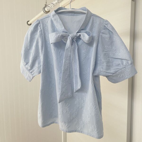 GRLグレイル ボウタイ リボン 半袖シャツ ブラウス トップス 水色ブルー 花柄ま