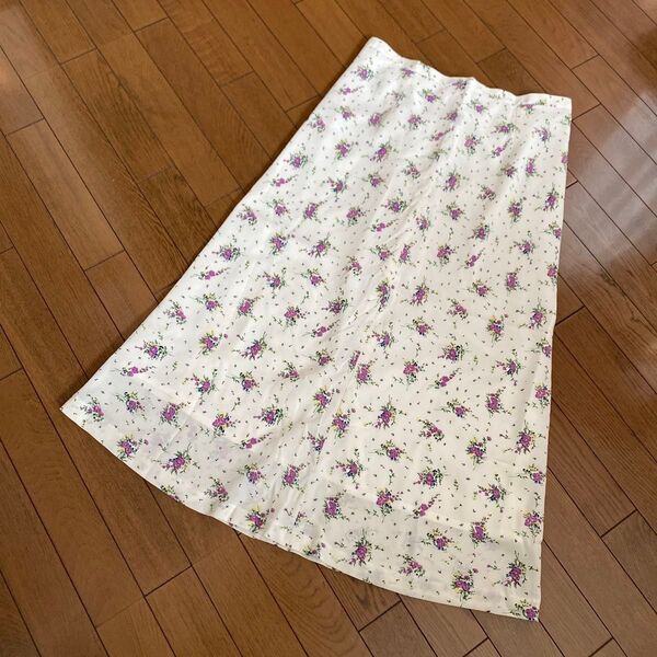 美品 ホワイト 花柄デザイン 台形 ロングフレアスカート LL〜3L W84