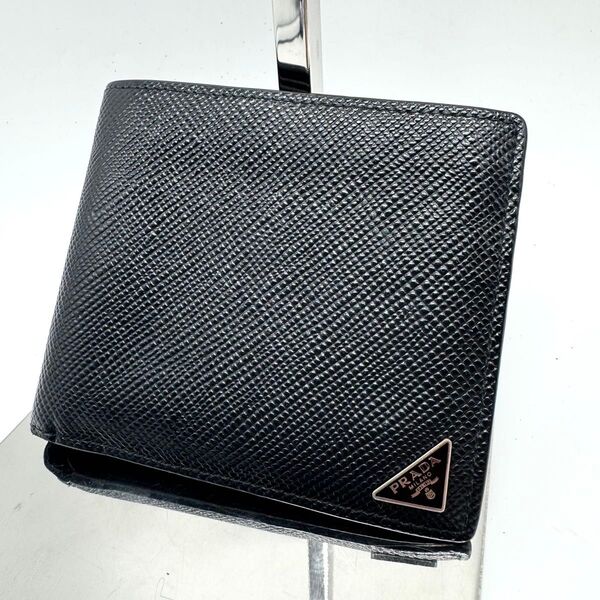【極美品】PRADA プラダ 折り財布 三角プレート ロゴ金具 サフィアーノレザー ブラック