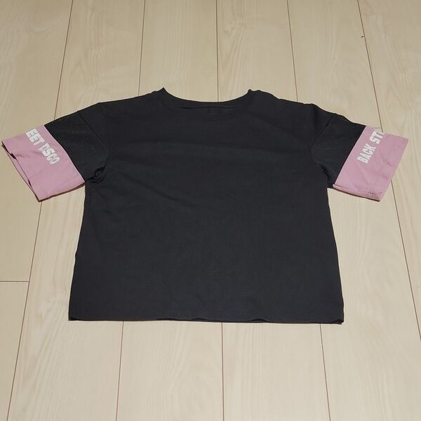GU active シャツ ピンクメッシュロゴ入り 黒 140cm