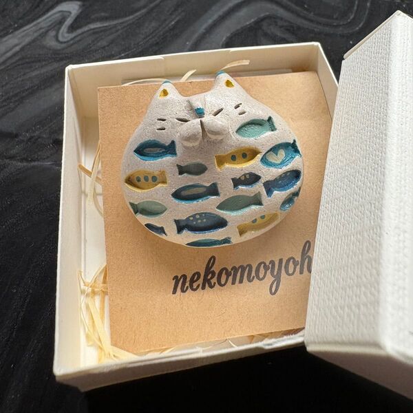 ハンドメイド 木彫りの猫 魚 ピンバッジ ブローチ
