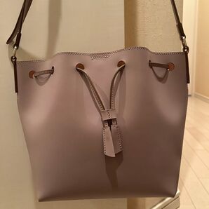 薄いベージュ バケツ型ショルダーバッグ